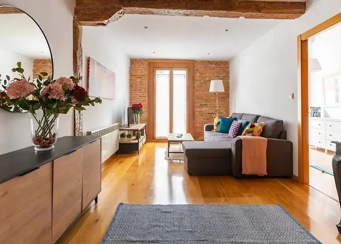 Junto Al Ayuntamiento