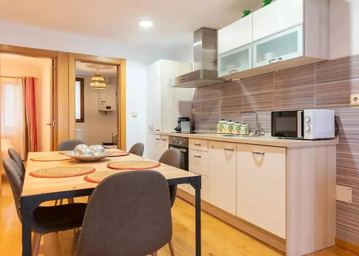 Junto Al Ayuntamiento